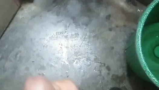 Bu yüzden banyoya gittim, ellerime sabun koydum ve koluna vurdum