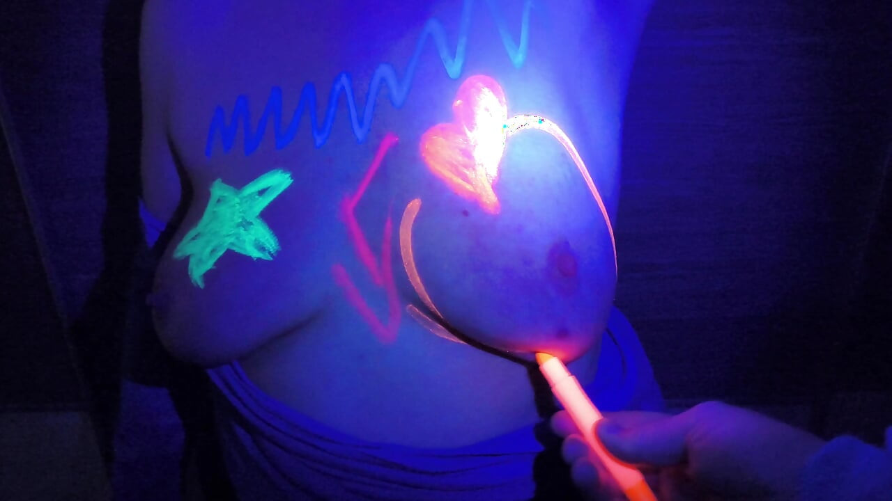 Sus tetas brillando en la oscuridad