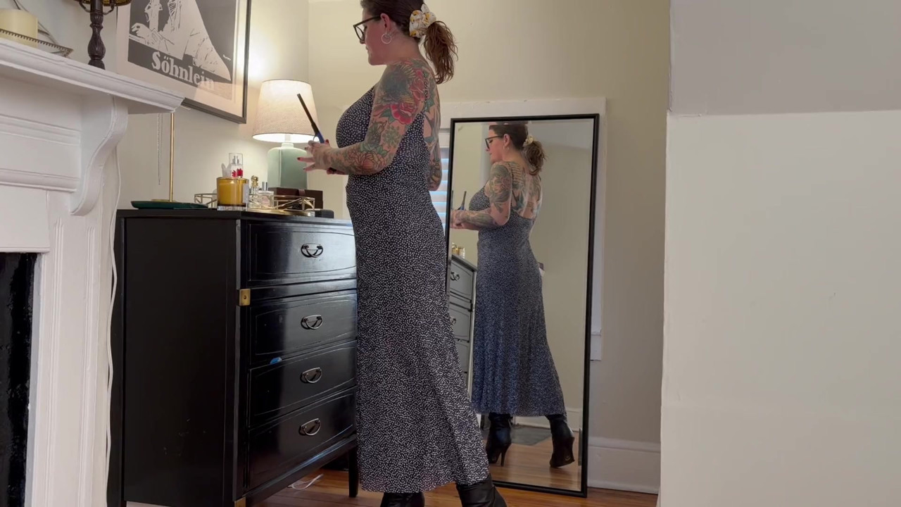 キャリー・カプリが巨大なディルドで自分を犯し、激しいリアルオーガズムを迎える