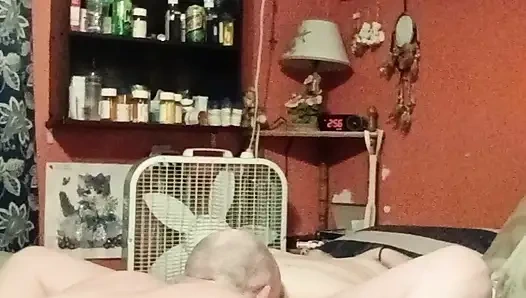 Boşalana kadar bana oral seks yapıyor ve devam ediyor