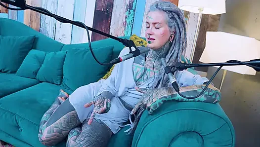 Aku berbicara tentang Z - zeal - ASMR podcast SFW berbicara dengan gadis gothic kurus model tato gimbal bertato