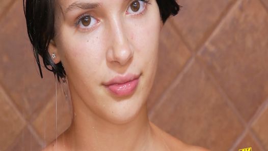 Piccola ragazza bruna di 18 anni fa una doccia sexy in 4k