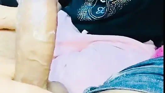 Юная девушка сосет член с мороженом