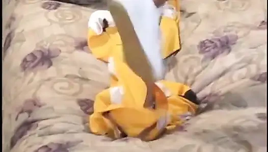 Siyah adam ateşli amigo kızın düzgün tıraşlı amını sikiyor