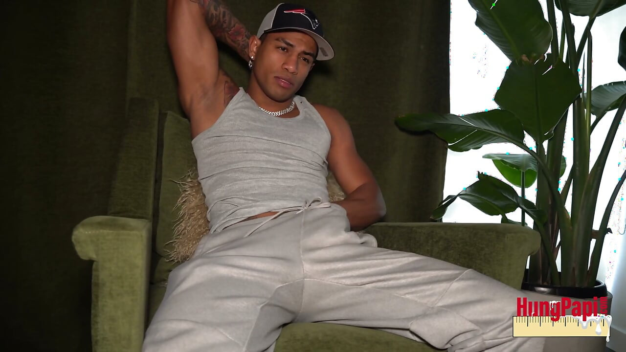 Dotado papi Rauw solo mostrando gran polla