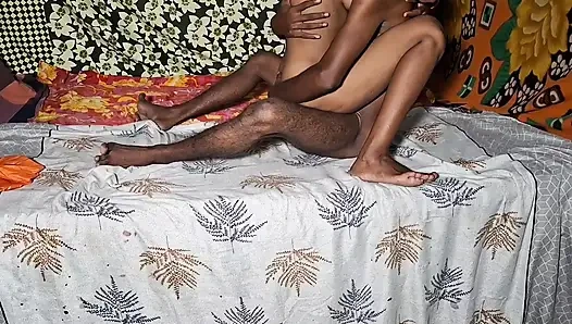 Desi ihaving seks oral di mulut saudara tiriku yang seksi dengan maxi kuningnya, aku menyetubuhinya dengan cara yang sama sekali berbeda, puttin