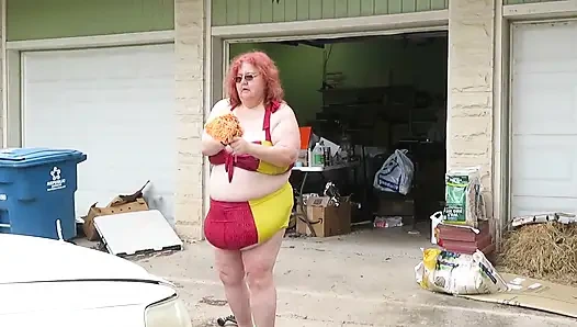 Seksi olgun iri güzel kızıl saçlı hemşire Vicki arabasını yıkıyor!