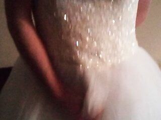 Pompe debout rapide et vidage de la robe de mariée d'Oleg Cassini