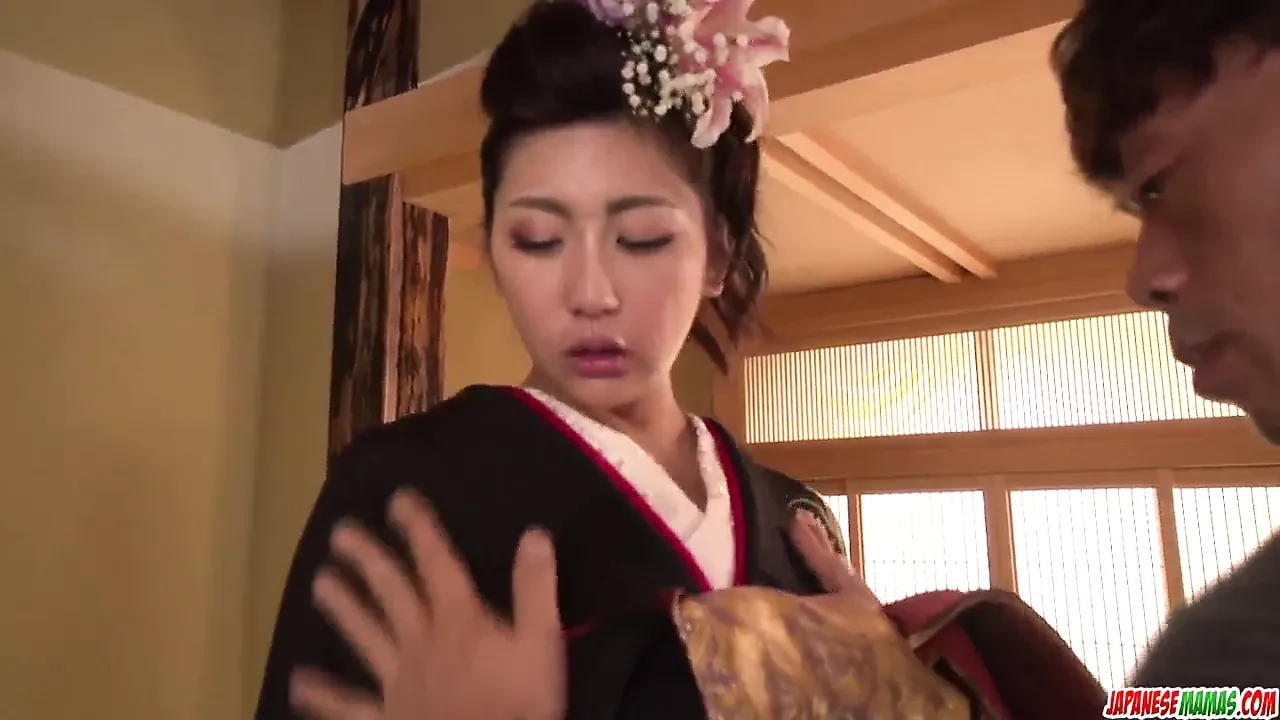 Mamuśka zdejmuje kimono dla dużego kutasa