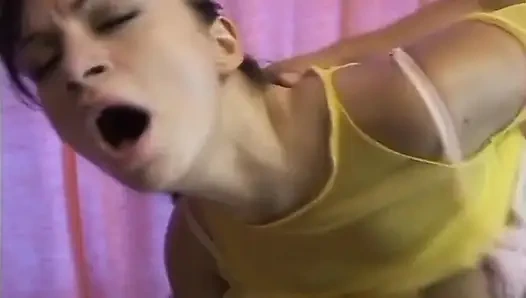 Cewek biseksual rambut cokelat dientot habis-habisan sampai orgasme