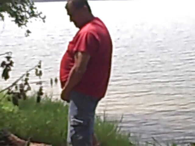 Te atrapó meando junto al lago