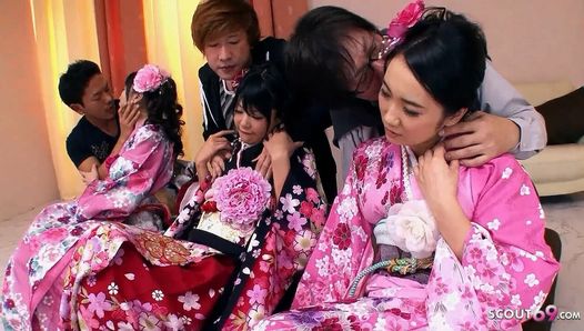 Zeldzame Japanse orgie met drie schattige jav -tieners met harige kutjes