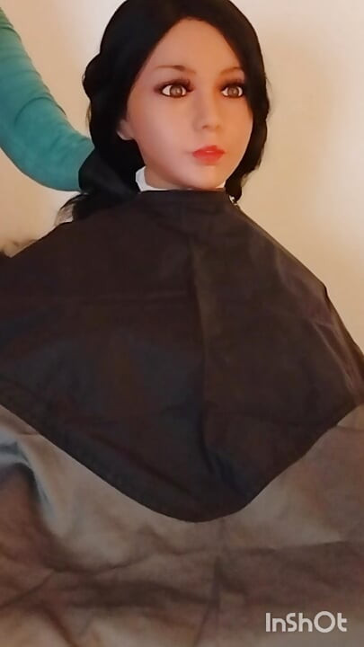 Sesi pemodelan kimia erotis Lindsey dengan boneka seks berbadan besar
