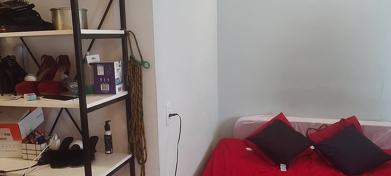 Mama este sexy în fața oglinzii, fiul vitreg obraznic