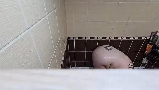 Istriku yang super semok lagi asik masturbasi di kamar mandi