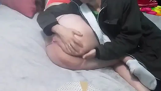 Aku masukin jariku ke dalam memeknya, aku nyepong dan memeknya sampai muncrat