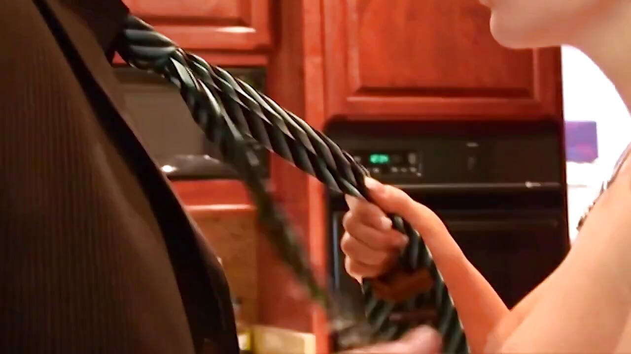 Ξανθιά γκόμενα σε διαφυλετικό παροξυσμό τρίο