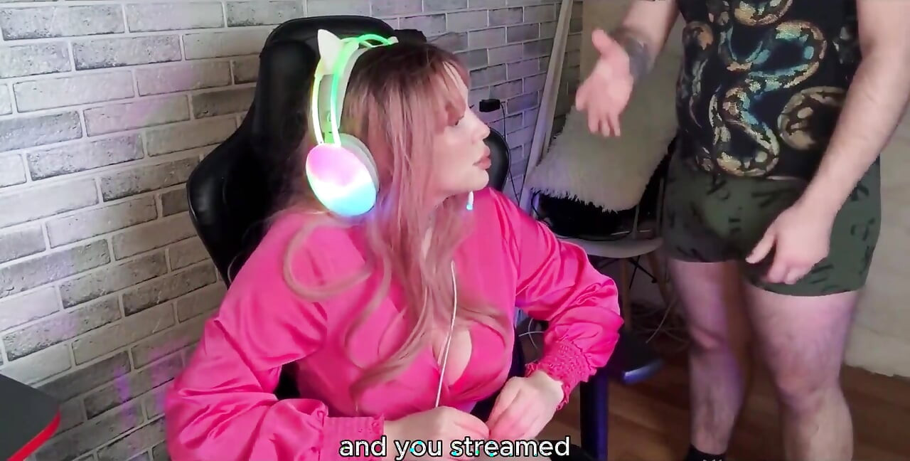 Shock! a Real Streamer Forgot to Turn off Her Live Broadcast.