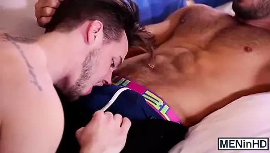 Diego sans, colton greys pembe açıklığın içinde kendini rahatlatıyor