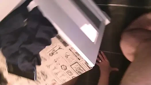 Ich war auf der toilette und sie lutschte meinen fetten schwanz