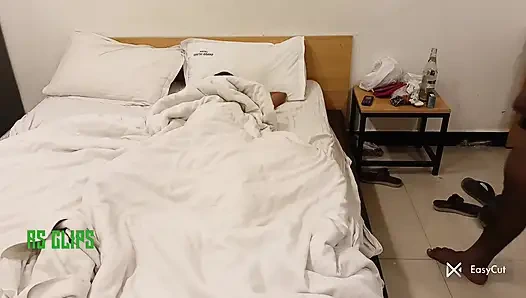 Tamil üvey kız kardeş ve üvey erkek kardeş pansiyon odasında seks yapıyor