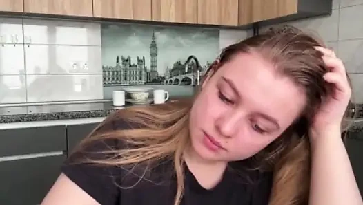 Jucielussie morning masturbating on the kitchen