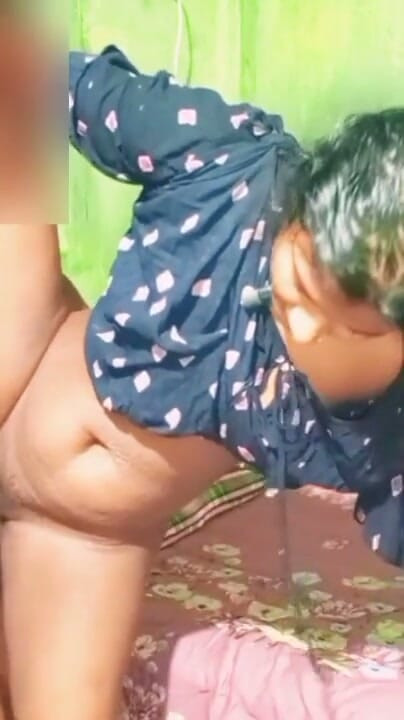 For længe siden, mens jeg besøgte Sonaimuri i Calcutta, kyssede jeg en sexet pige. | Klip 1