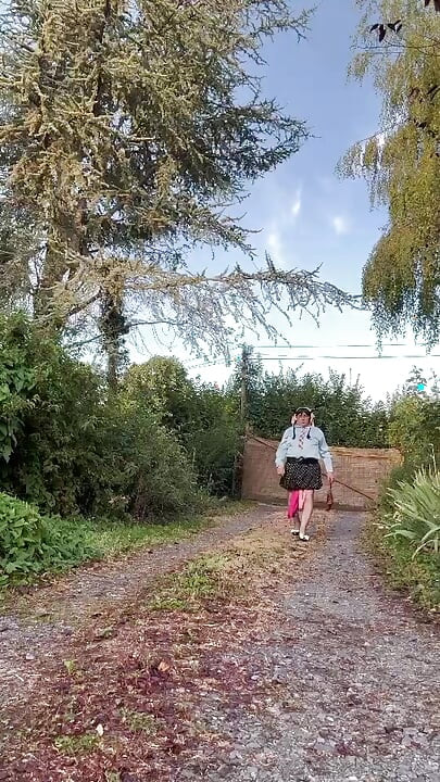 In einem outfit mit einem kleinen knackarsch für einen abend
