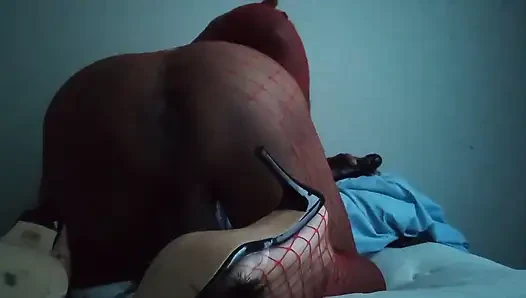 Kırmızı file çorap ve highheels travesti ile yatak odasında 11 inç anal penetrasyon