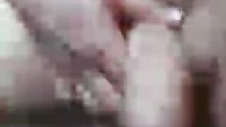 Un homme blanc de 30 ans caresse une bite pour des cougars pendant un chat vidéo