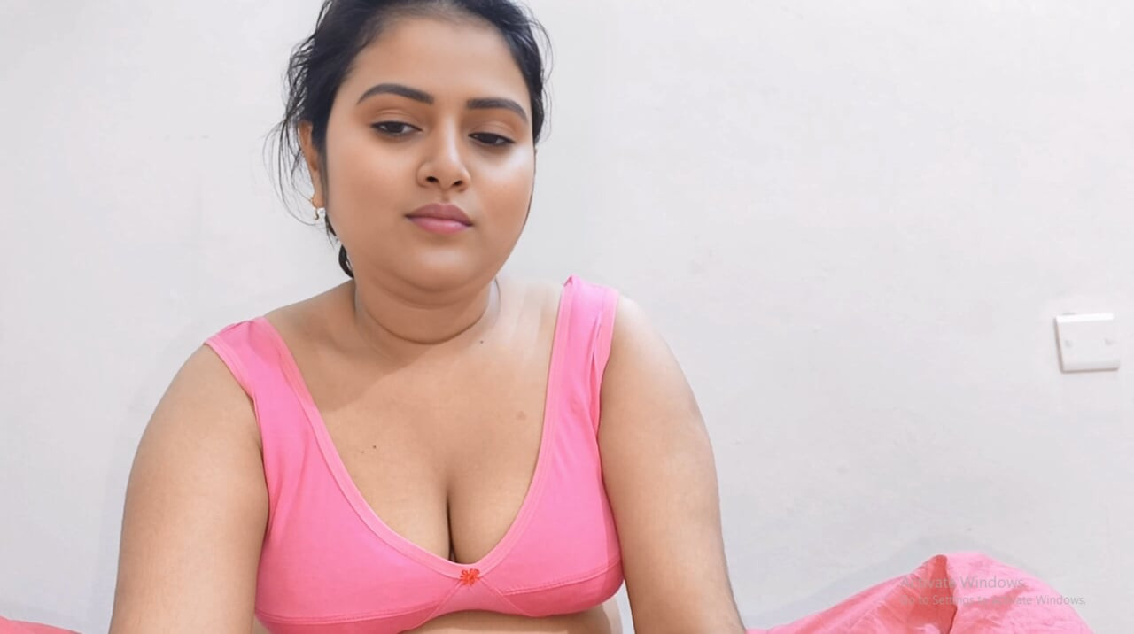 Your-Eshita. Viral güzel Hintli bangla kız neredeyse sikişiyor videodan zevk alıyor.