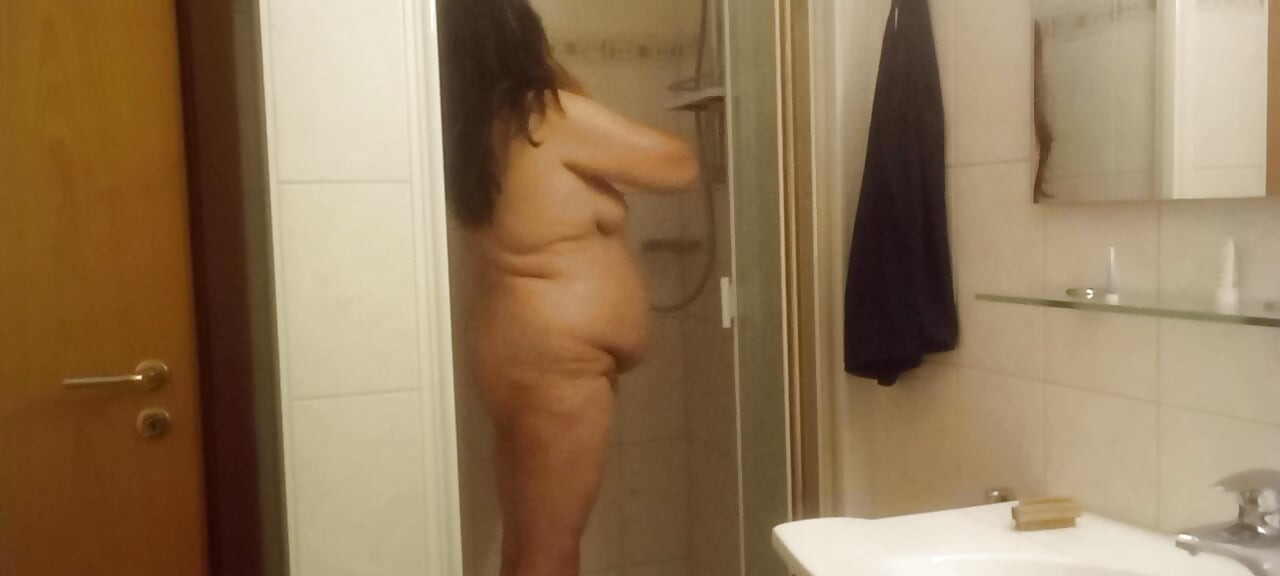 Madura gordinha no chuveiro com barriga grande pode ser vista bem