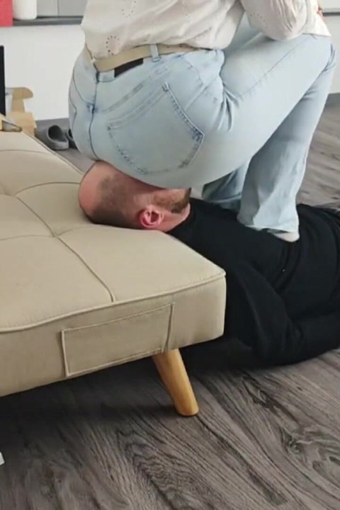 Big Jeans Booty Facesitting - No Escape