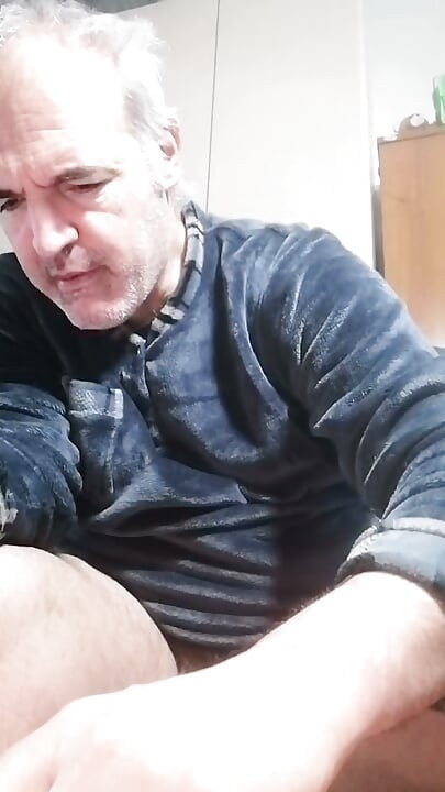 Você tem que lamber bem meu pau duro!