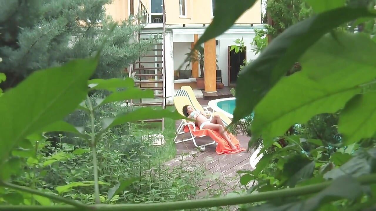 Крошка-блондинка Сосет Член И Раздвигает Киску В Мастерской