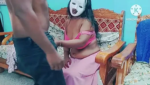 Geile tamilische MILF erwischt und neckt den stiefsohn ihrer stiefschwester, der sie späht