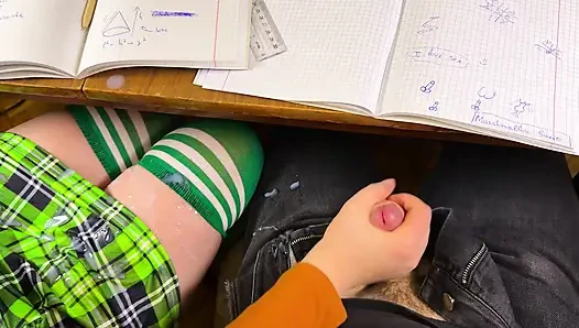 Kız öğrenci ona matematik dersinde okuldaki masanın altında mastürbasyon yapıyor. Halka açık bir sınıfta riskli mastürbasyon.