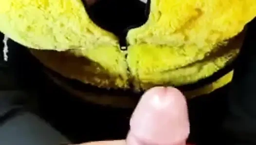 Cadılar bayramı partisinde rastgele bir adamla rezervasyon yapıyor