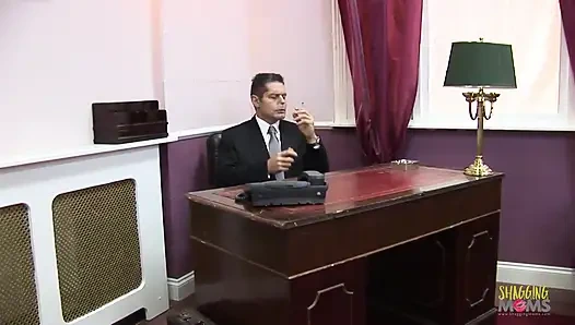 Patron azgın bu yüzden sarışın orta yaşlı seksi sekreterini odasına çağırıyor ve onu sert sikiyor