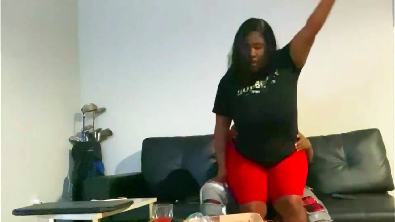 Uwielbia pieprzyć ten czarny tyłek