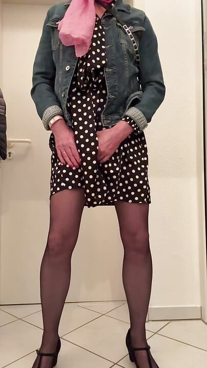 Presión aliviada antes de salir con un vestido de lunares
