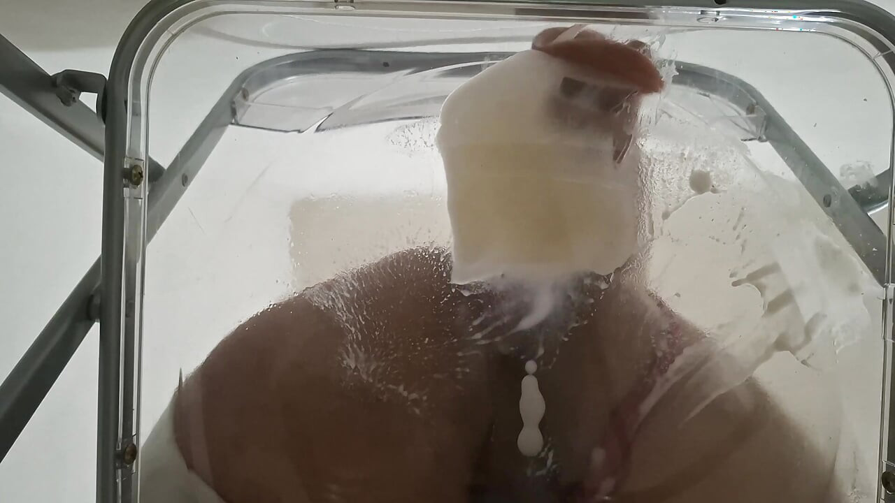 Trans Fat Ass Gwen Facesitting i Anal jebana z creampie przez Clear Chair po raz pierwszy.