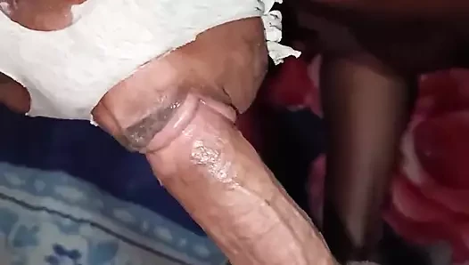 Çuval kafalı kız beyaz yarağı çok iyi emiyor