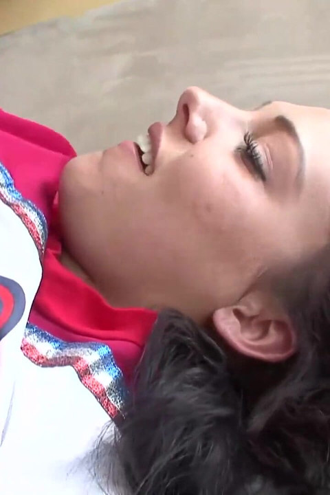 かわいいチアリーダーはカメラで彼女のボーイフレンドをファック