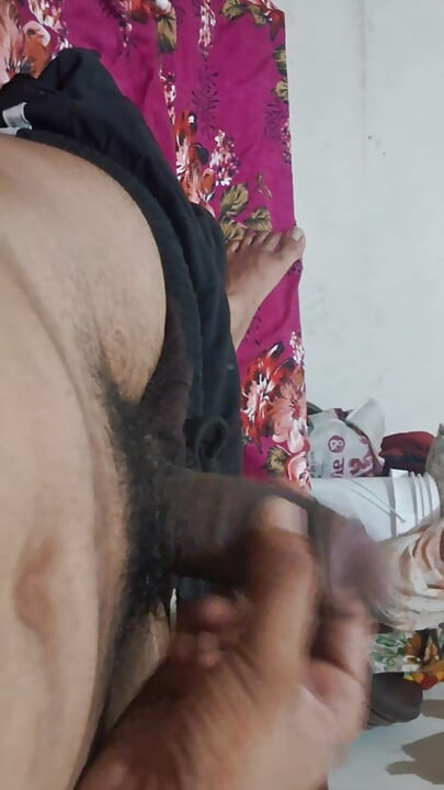 Bhai apni sauteli Bahan ko dekh kar hastmathun karta hua