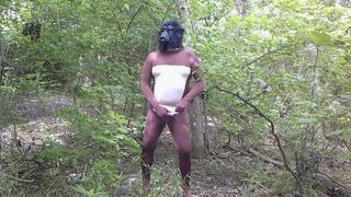 Masturbación al aire libre con un vergonzoso disfraz de mono