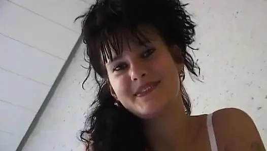 Küçük memeli esmer bebek kıllı ovuyor