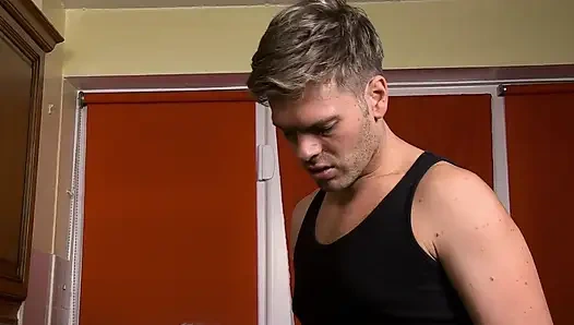 Blondes schätzchen mit dicken möpsen wird gefickt