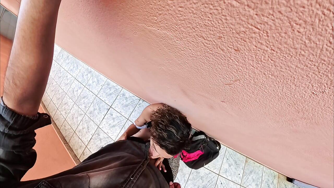 Riskanter sex mit einer schülerin im schulflur.