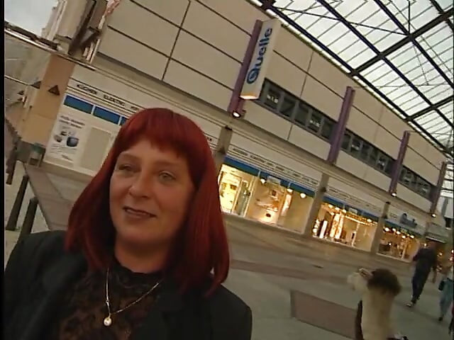 Si matang berambut merah menghisap zakarnya dalam sudut pandangan pertama